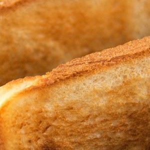 Bevat geroosterd brood minder calorieën dan ongeroosterd brood?